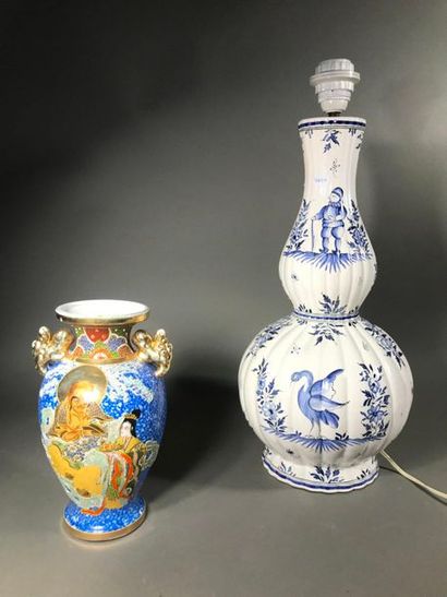 MOUSTIERS 
Vase balustre
En faïence, à décor blanc bleu de personnages et rinceaux
Monté...