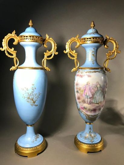 null Paire de vases balustre
En porcelaine, à décor polychrome de couples galants...