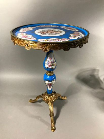 null Charming pedestal table
In porcelain, with blue background and polychrome decoration...