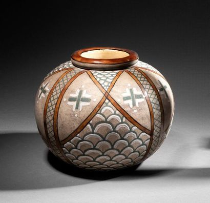 Jean VAN DONGEN (1883-1970) 
Vase en céramique à corps sphérique et petit col ourlé....