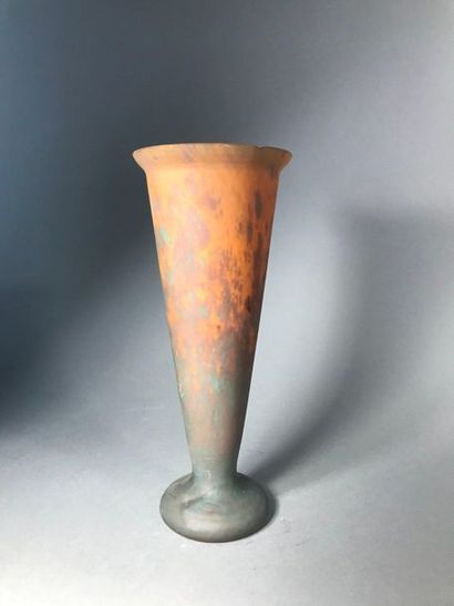 null Vase
En verre multicouche de forme conique le pied circulaire signé Sornay?
H....