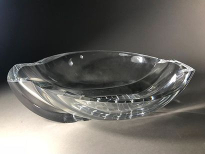 BACCARAT Large crystal bowl
L. 40 cm
Accidents