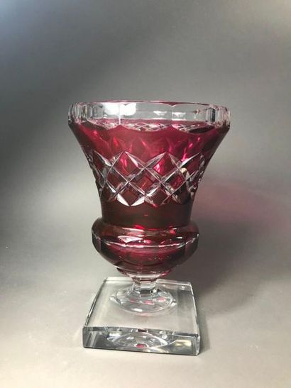 VAL SAINT LAMBERT 
Vase de forme Médicis
En cristal multicouche rouge à décor géométrique...