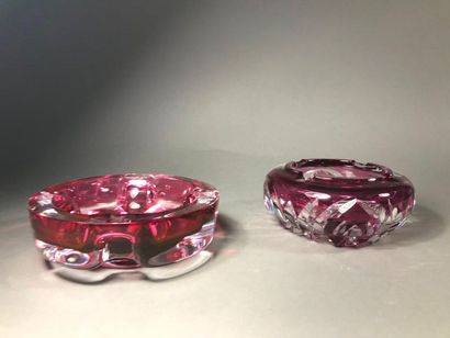 VAL SAINT LAMBERT 
Set of two ashtrays
In crystal, one with cut decoration
Signed
D....