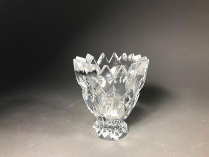 LALIQUE FRANCE 
Vase en cristal moulé
Signé
H. 13 cm
