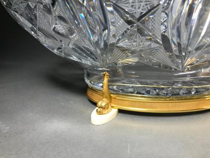 WOLFERS Charming oblong bowl
In crystal with geometric cut decoration
Resting on...