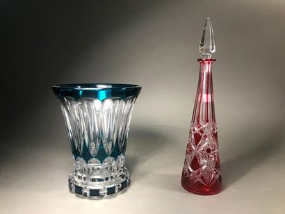 Attribué à Val Saint Lambert 
Emerald green multilayer crystal vase
Geometric decoration...