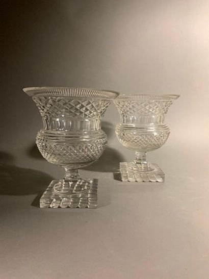 null Pair of vases
Medici shape in cut crystal
H. 23.5 cm.
Accidents