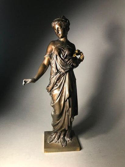 PIEFERT Jeune femme à l'antique en bronze patiné sur une base quadrangulaire
H. 38...