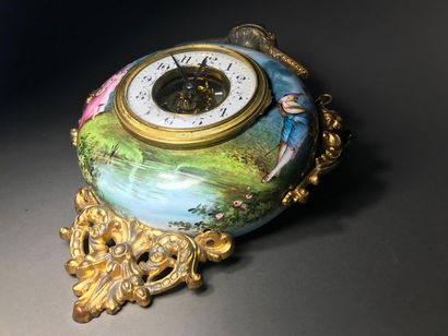 null Circular clock
In porcelain with polychrome decoration of a gallant couple
The...