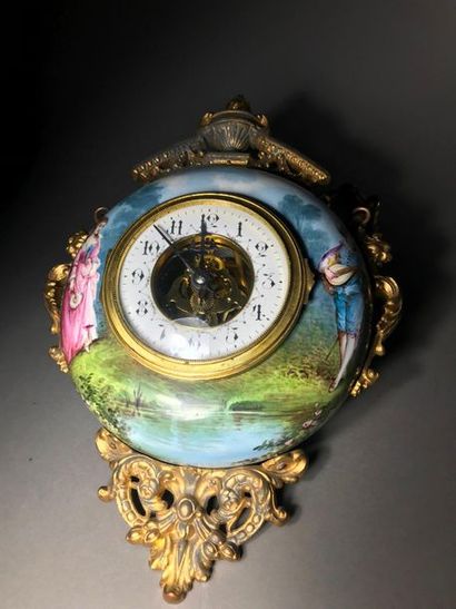 null Circular clock
In porcelain with polychrome decoration of a gallant couple
The...