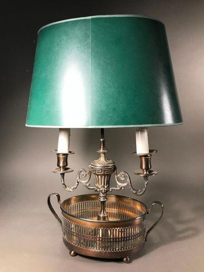 null Lampe bouillotte
En métal argenté à deux bras de lumière
Style Louis XVI H....