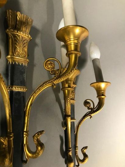 null Paire d'appliques
En bronze patiné et doré à deux bras de lumière le fût figurant...