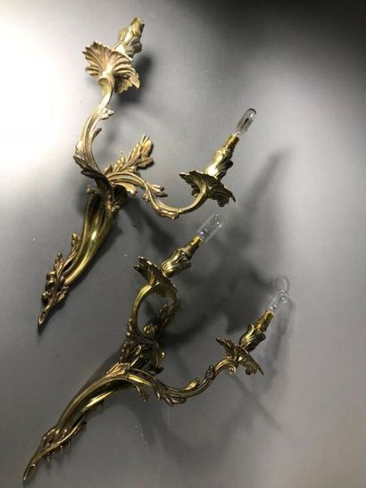 null Set of 5 gilt bronze wall lights
Louis XV style including 2 pairs
As is