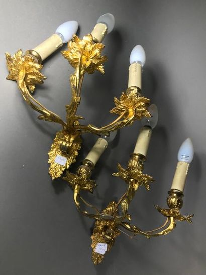 null Ensemble de 5 appliques en bronze ciselé doré
Style Louis XV dont 2 paires
???????En...