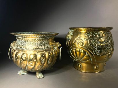 null Deux caches-pots en cuivre à décor gravé et repoussé
Les prises latérales à...