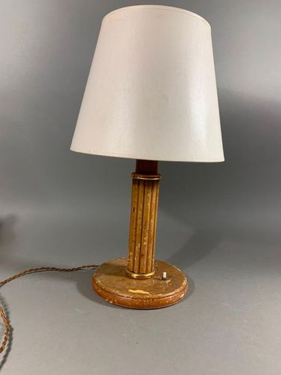 PUIFORCAT Lampe de table entièrement gainée de cuir havane (usagé) à fût tubulaire...