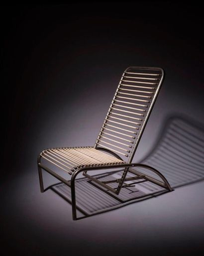 René HERBST (1891-1982) 
Chaise longue en tube d'acier nickelé, c. 1970, formant...