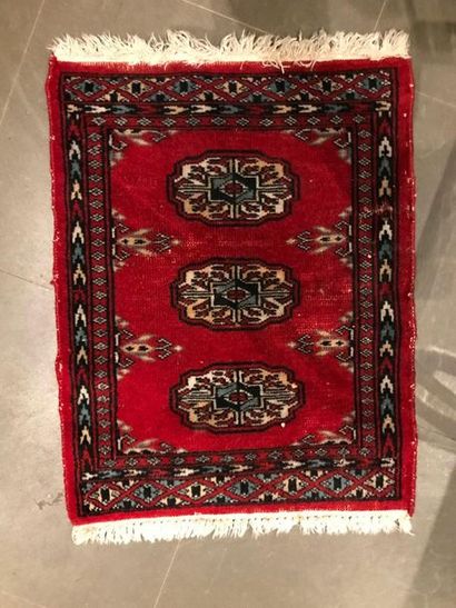 null Set of 10 small oriental carpets
Knotted wool
As is