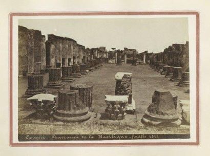 [ALPHONSE BERNOUD] Vues de Pompeï vers 1870 Petit album souvenir de 12 épreuves albuminées,...
