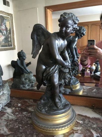 ECOLE FRANCAISE DU XIXème siècle 
Cupidon brandissant son arc
Bronze patiné
H. 36...