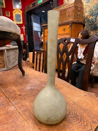André DELATTE (1887-1953) 
Vase à long col en verre marmoréen
Signé
H. 36 cm