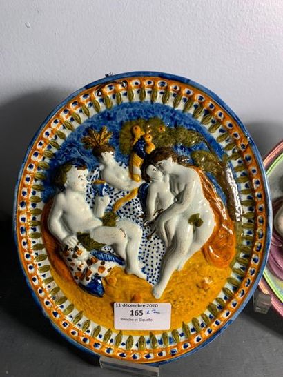 EST DE LA FRANCE 
Médaillon ovale en faïence fine à décor en relief de figures mythologiques
XIXème...