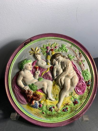EST DE LA FRANCE 
Médaillon ovale en faïence fine à décor en relief de figures mythologiques
XIXème...
