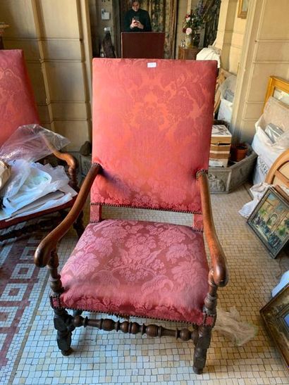 null Two armchairs forming a pair
With rectangular backrest, in moulded walnut, sheep...