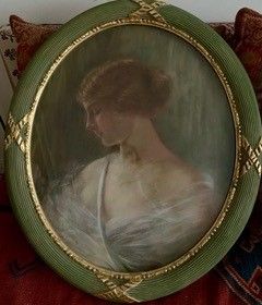 null 
Y de FRAYSSEIX? 
Femme de profil
Pastel sur papier signé et daté 1917 en bas...