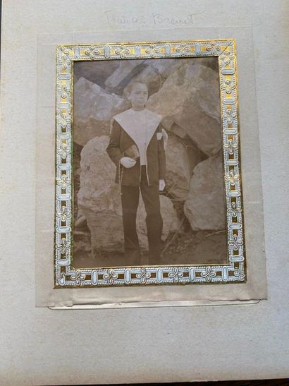  Album de photo en cuir estampé avec plaques en bronze 27,5 x 22 cm 