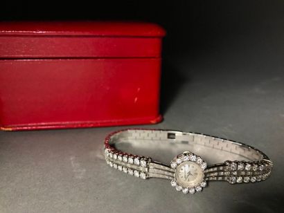 JAEGER LE COULTRE Montre bracelet de dame en or blanc 18k (750). Lunette et anses...
