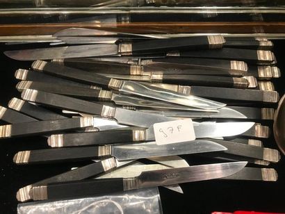 null Service de couteaux comprenant 
12 grands couteaux, le manche en bois noirci 
12...