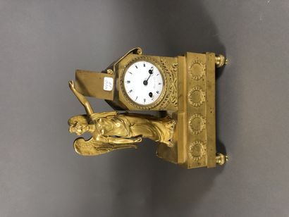 null Small gilded chased bronze clock.
Signed THOMIRE & Cie.
Restoration period.
H....