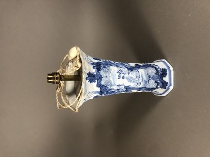 null Delft blue earthenware vase.
18th century.
(Important restorations). 
 Lamp...