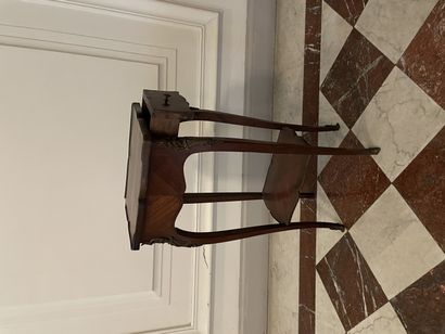 null Petite table de salon en bois de placage.
Style Louis XV Accidents et manques
71x34.5x25.5...