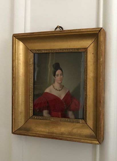 ECOLE FRANCAISE DU XIXème siècle 
Portrait de femme à la robe rouge
Panneau de b...