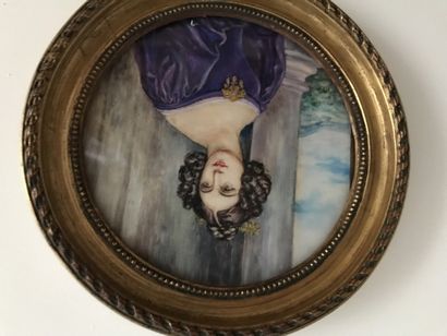 null Miniature
Femme à la robe violette
Gouache sur ivoire
D. 12 cm.
Ecole française...