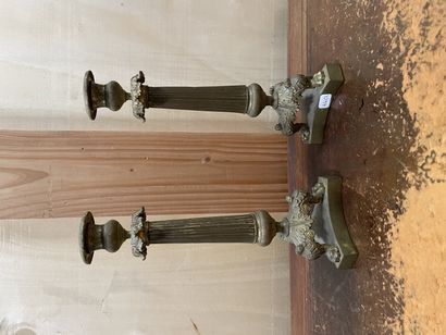 null Pair of candlesticks
In gilt bronze
The fluted shaft, resting on tripod claw...