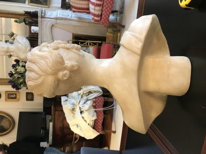 École ITALIENNE vers 1830 
Bust of young woman
In marble
H. 34 cm.