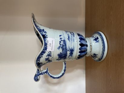 CHINE 
Aiguière en porcelaine à décor en bleu sous couverte de paysages lacustres
XVIIIème...