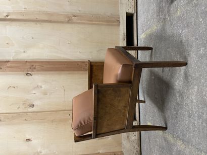 null Ensemble de Quatre fauteuils:
L'un en bois clair, accotoirs à manchettes reposant...