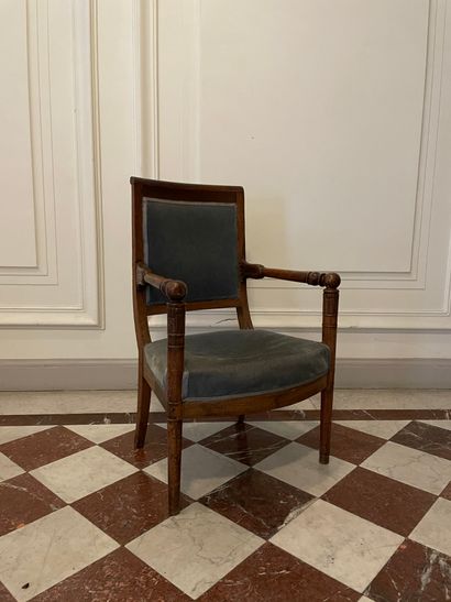 null Walnut armchair. 
 Empire period.
Miscellaneous accidents and failures
H. 90...