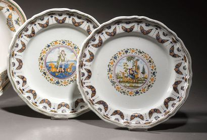 MOUSTIERS 
Two plates with contoured edges in earthenware with polychrome decoration...