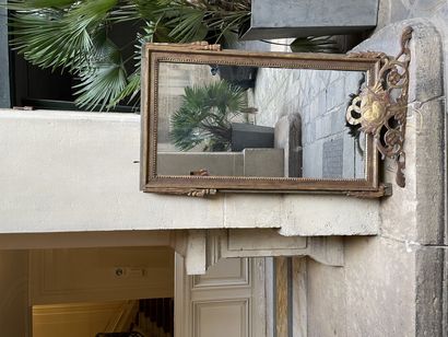 null Rectangular mirror in gilded carved wood.
Late 18th century.
Accidents on the...