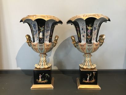 null Pair of Medici vases
In porcelain with polychrome sinissus decoration
Quadrangular...
