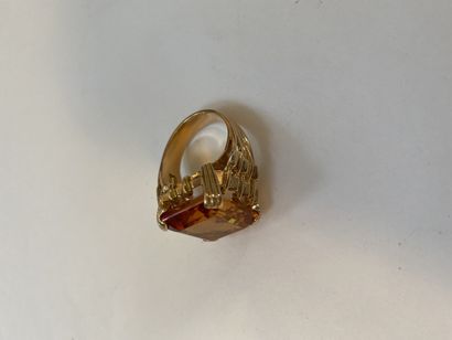 null Ring in 750°/°° gold set with a citrine with sides
Gross weight: 17.98 g