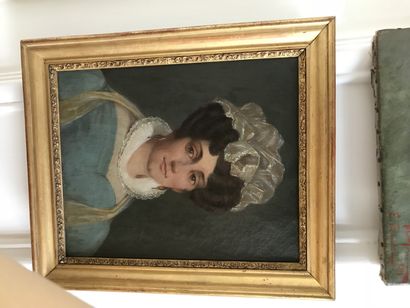 ECOLE FRANCAISE DU XIXème siècle 
Portrait de femme en buste
Huile sur toile
27x22...
