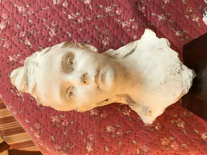 null Maiden's head
Patinated plaster
Resting on a quadrangular wooden base
H. 46...