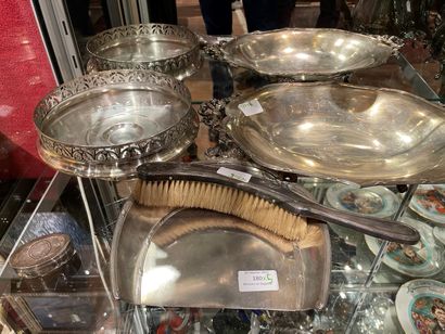null 
Set in silver plated metal including:



An oblong quadripod bowl L. 38.5 cm.



A...